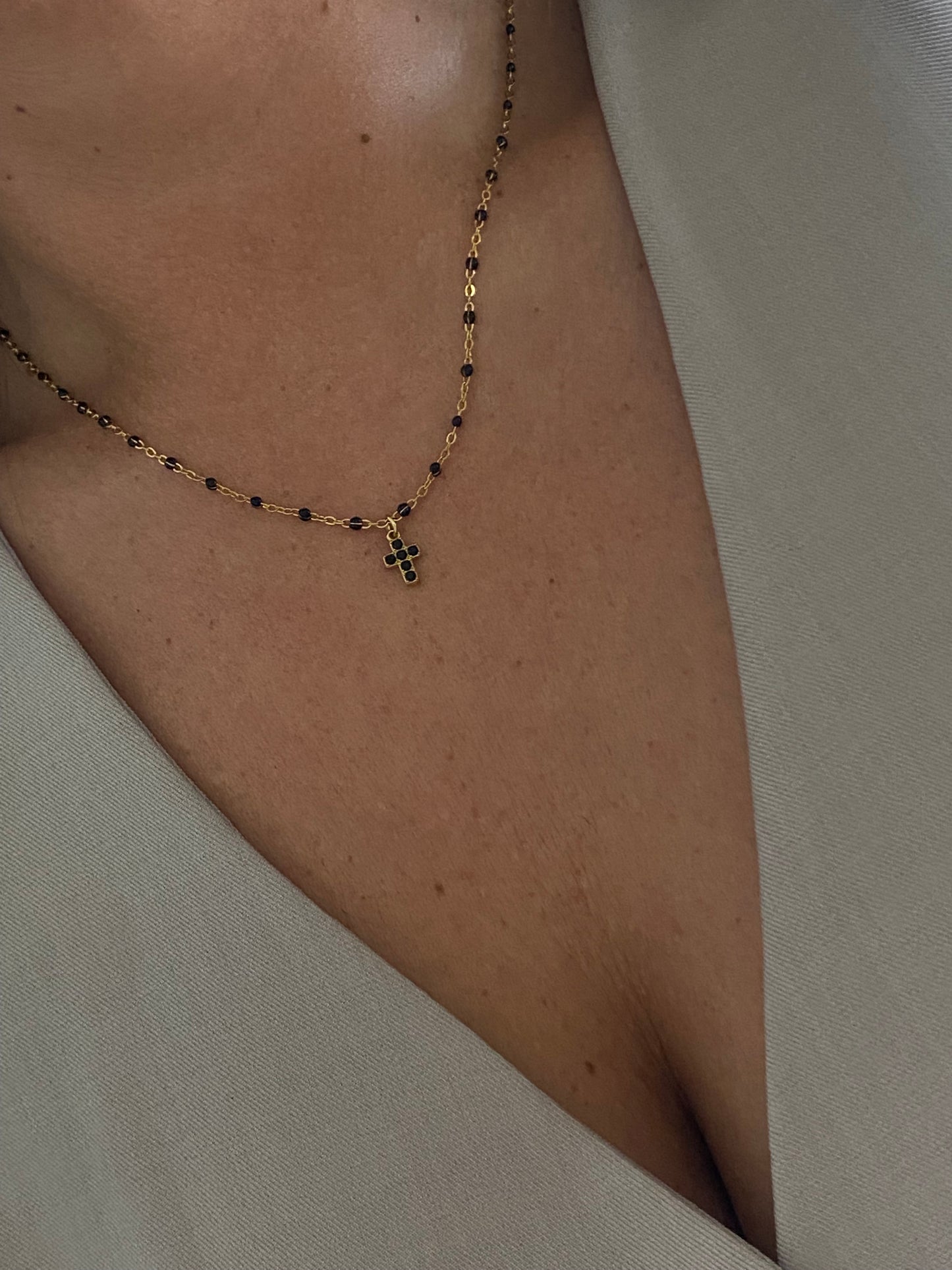 Colar míni Cruz preto