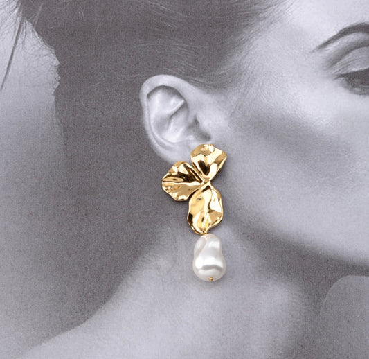 Brincos folha com pérola