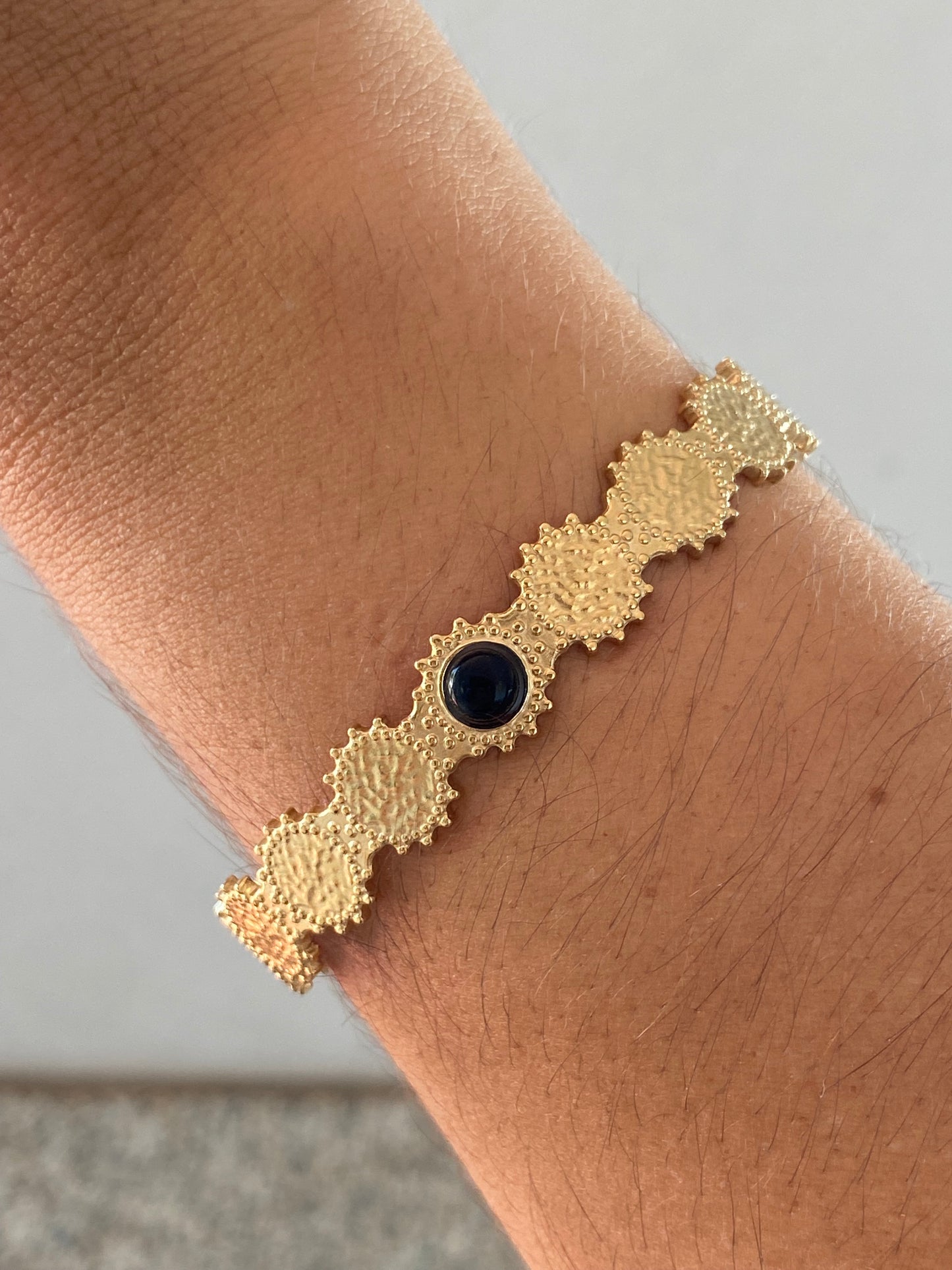 Pulseira rígida sol pedra preta