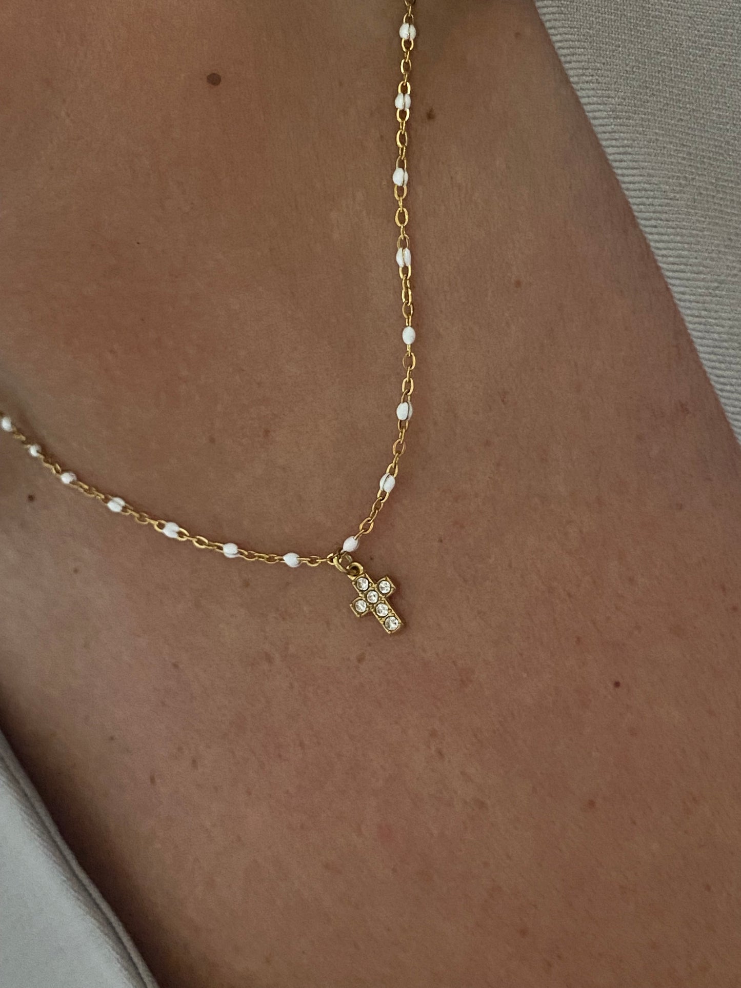 Colar branco míni Cruz