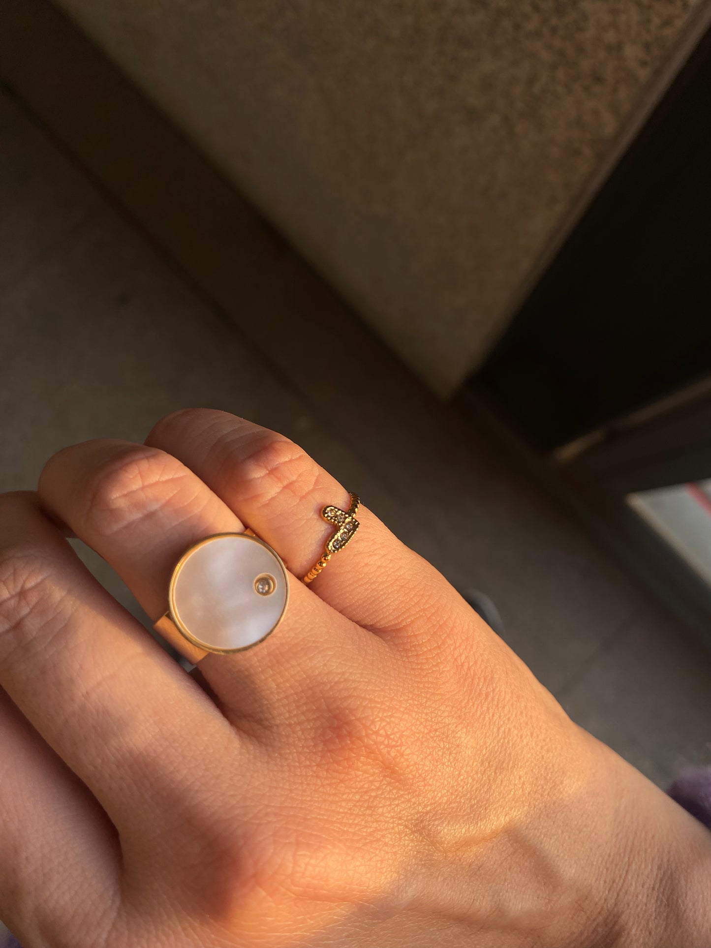 Anel redondo madrepérola com brilhante