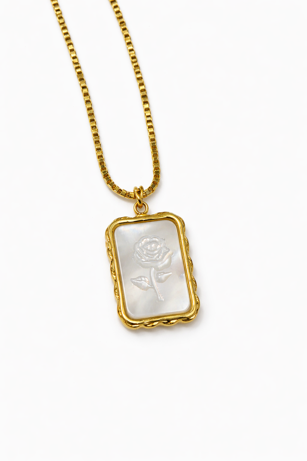 Colar Medalha Rosa madrepérola